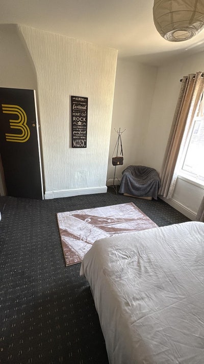 Large Double Room Main Photo