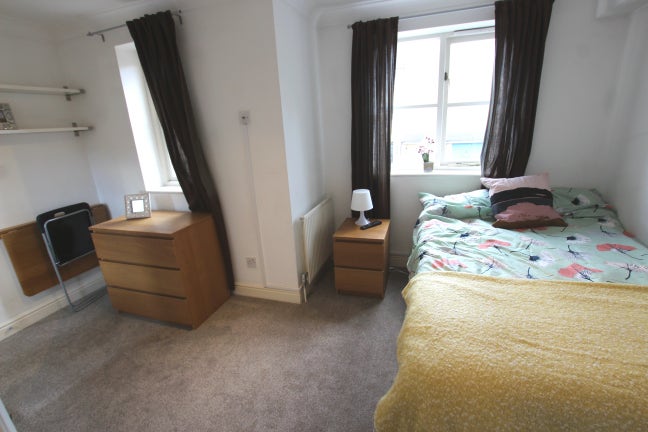 Clean & Bright En-Suite Room in Friendly House-E14 Main Photo