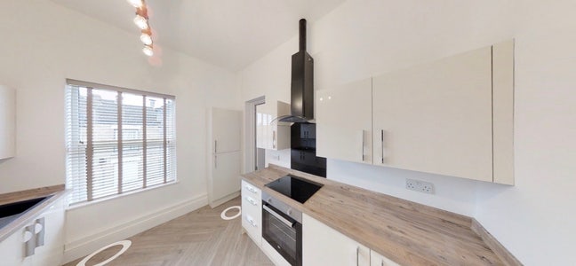 Stunning four bed flat for working professionals Main Photo