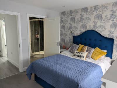  Spacious Ensuite Room in Stylish 3-Bed Apartment  Main Photo