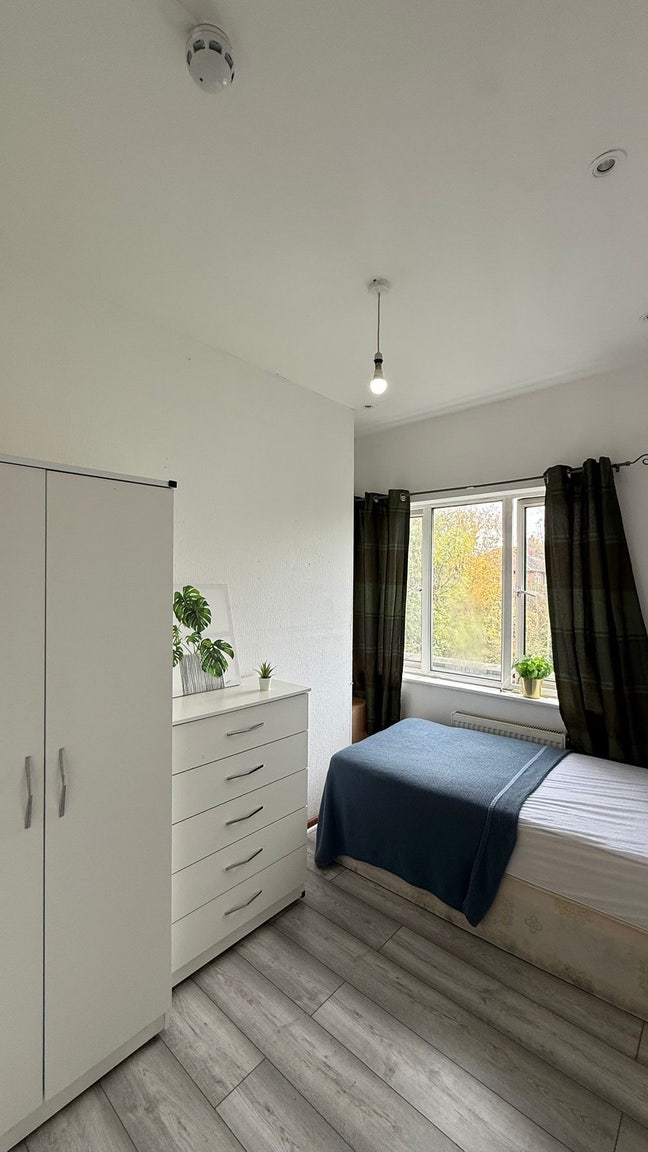 Single Room in a Massive Villa, Available Now Main Photo