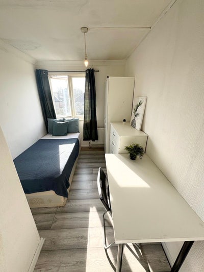 2 Single Rooms in a Massive Villa, Available Now Main Photo