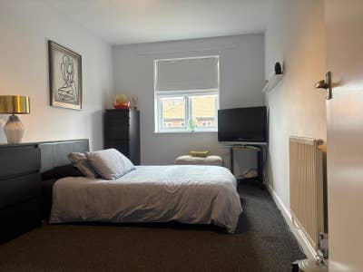Bright Large Double Room in North Kensington Main Photo