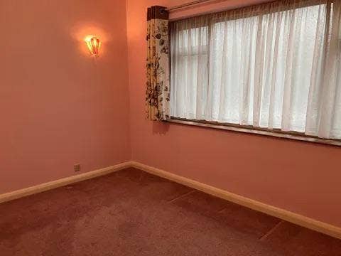 Spacious Room in Romford – Ideal for Professional Main Photo