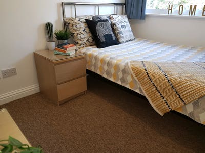 Live in Comfort. Affordable room handy for airport Main Photo