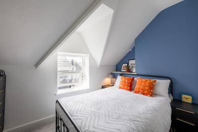 En suite room in professional house share Main Photo