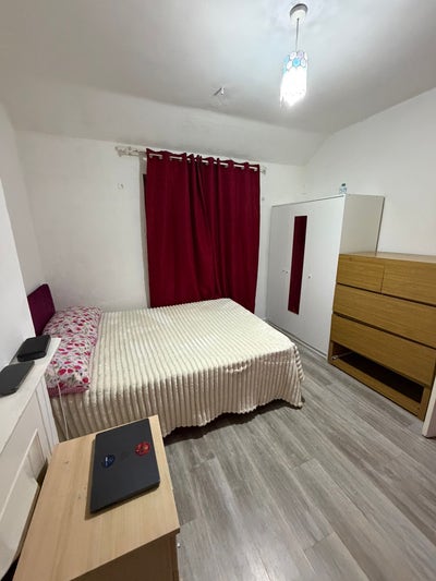 Double Room in a 2 Bed Room House Main Photo