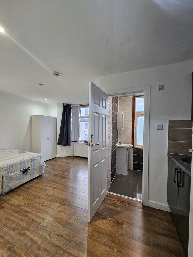 Refurbished: Double Ensuite : All Bills Inc Main Photo