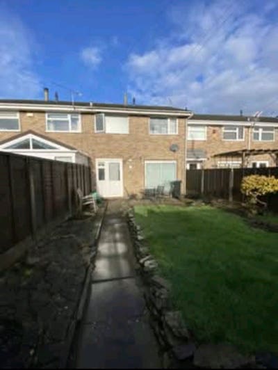 Large double room available, all bills included Main Photo