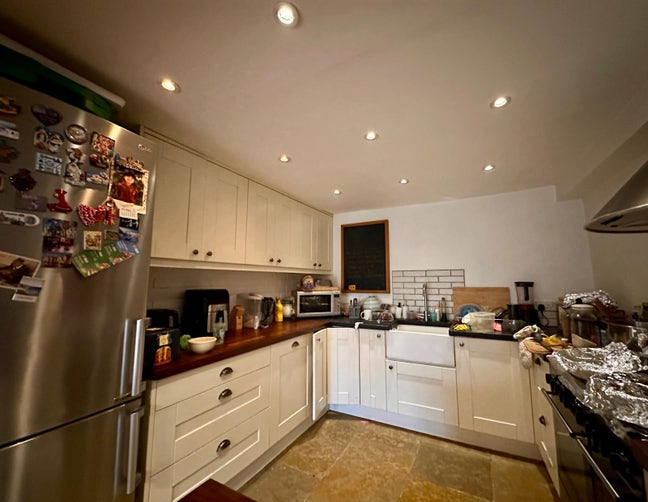 Bright Double Bedroom Totterdown Main Photo