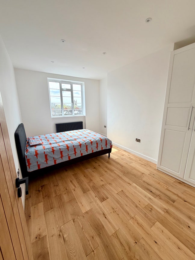 NEW refurbished 2 bed flat-Available NOW-1m Angel Main Photo