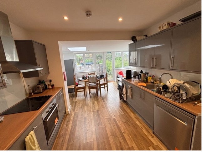 Newly refurbed room, & ensuite, 10 min RSCH** Main Photo