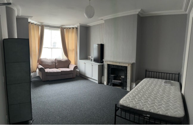 Very Large room, sofa,Fridge,kitchenette  Main Photo