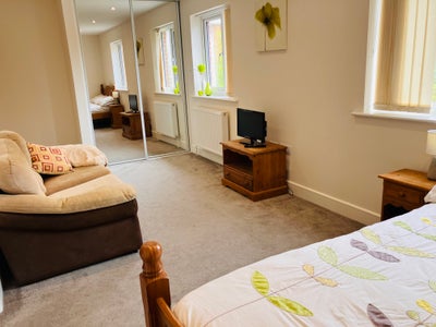 Spacious, En-suite double room in modern house Main Photo