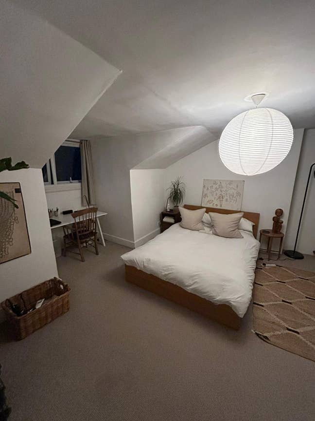 A spacious double bedroom in a 4-bedroom house  Main Photo