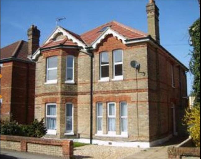 Large bright double room in modern maisonette. Main Photo