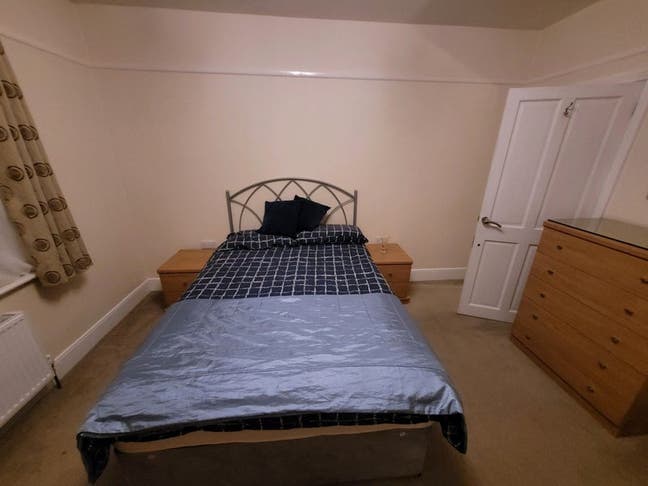Large bright double room in modern maisonette. Main Photo