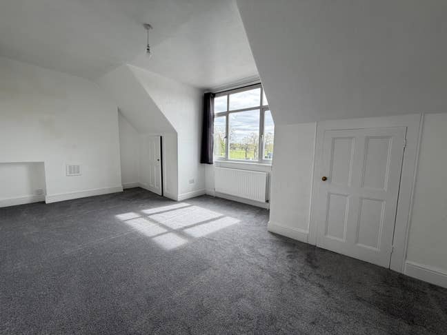 One Bed Split Level Flat close to Waddon Station Main Photo