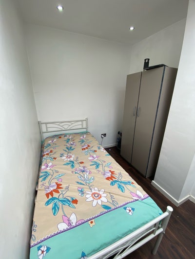 Clean & Affordable Shared Room in London  Main Photo