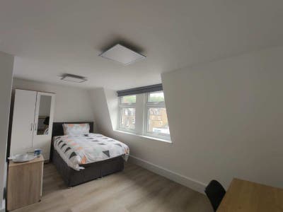 Ensuite Double Room WC1N | Bills Inc.| Now - 29Aug Main Photo