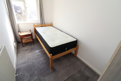 ⚡ Fast Commute to Stratford! Modern Room in IG6 ⚡ Main Photo