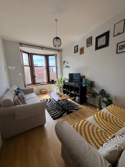 Bright & spacious 2-Bedroom flat in prime location Main Photo