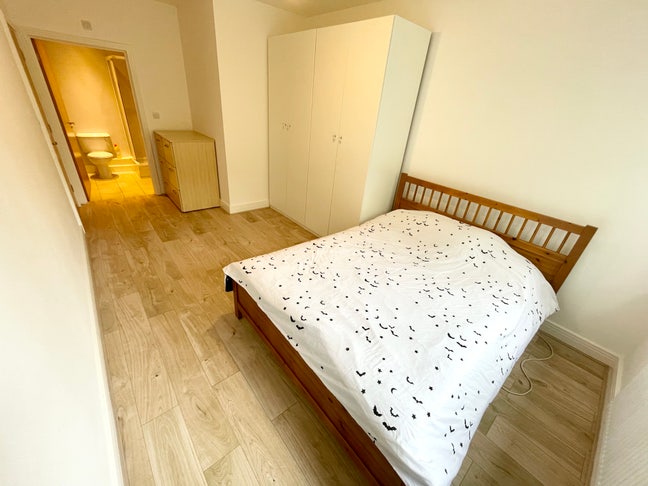 Stunning Double Bedroom en-suite in gated estate  Main Photo