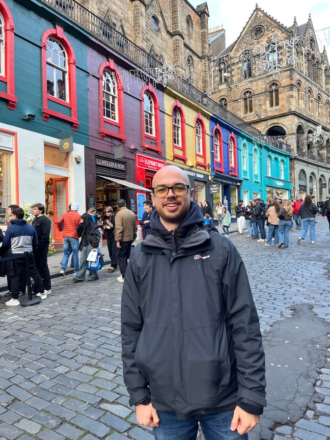 Young professional seeking flat share Main Photo