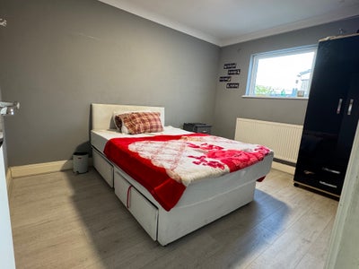 Room in beautiful house  Main Photo