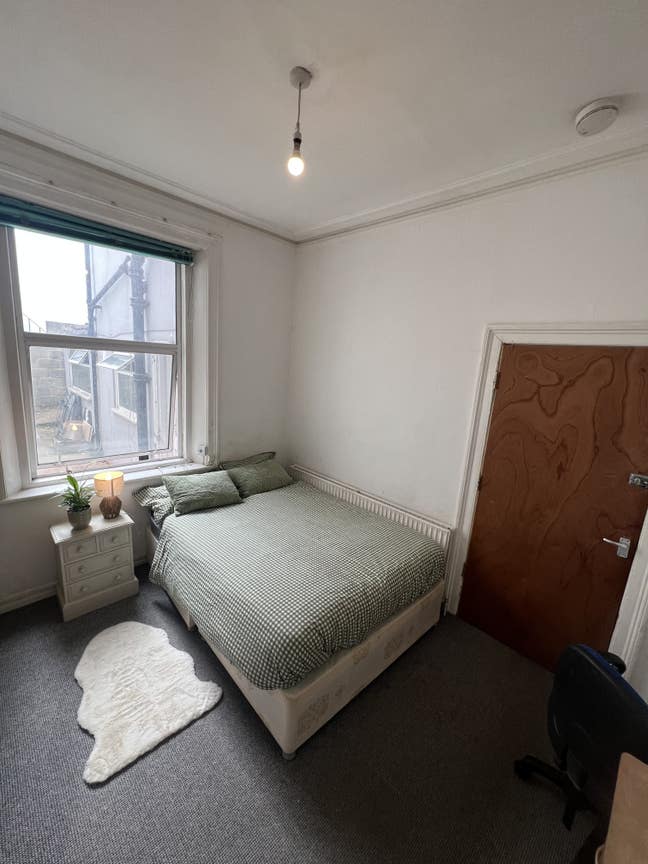 No Deposit • Bills Inc • Double Room Main Photo