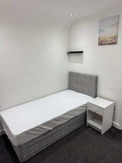 Double Room / Single Bed / Immediate Move in Main Photo