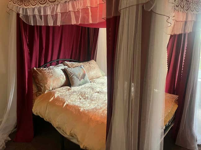 Ensuite double room four poster bed quiet area Main Photo