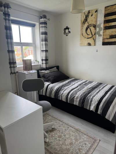 2 Single rooms available near Gatwick  Main Photo