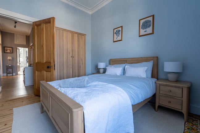 Bright Double Bedroom in Stunning Victorian Flat  Main Photo