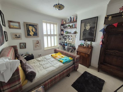 Double bedroom in 4 bed house with live in landlor Main Photo