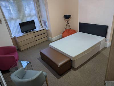 Spacious Double in a Clean Friendly House Main Photo