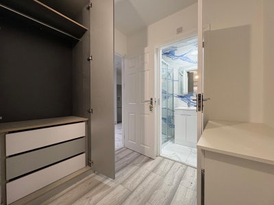 2 En-suites available Now Main Photo