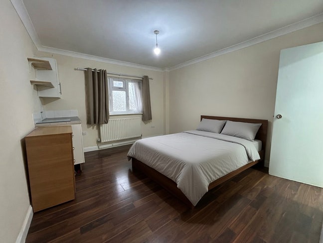 Heathrow En Suite Room Large! Main Photo