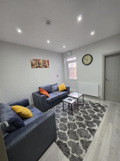 Stunning Newly Refurbished En-Suite Home – All  Main Photo