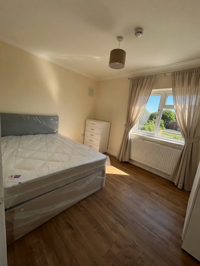 10 minute walk from Queensbury Station Main Photo