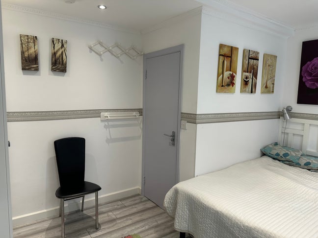 Large furnished double room available  Main Photo