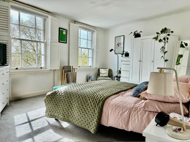 Spacious double bedroom right next to Oval station Main Photo