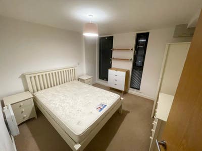Double Room & Bathroom in Borough – Modern Flat Main Photo