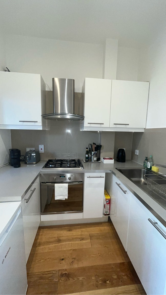 Ensuite Room Available Now! Gunnersbury Park!  Main Photo