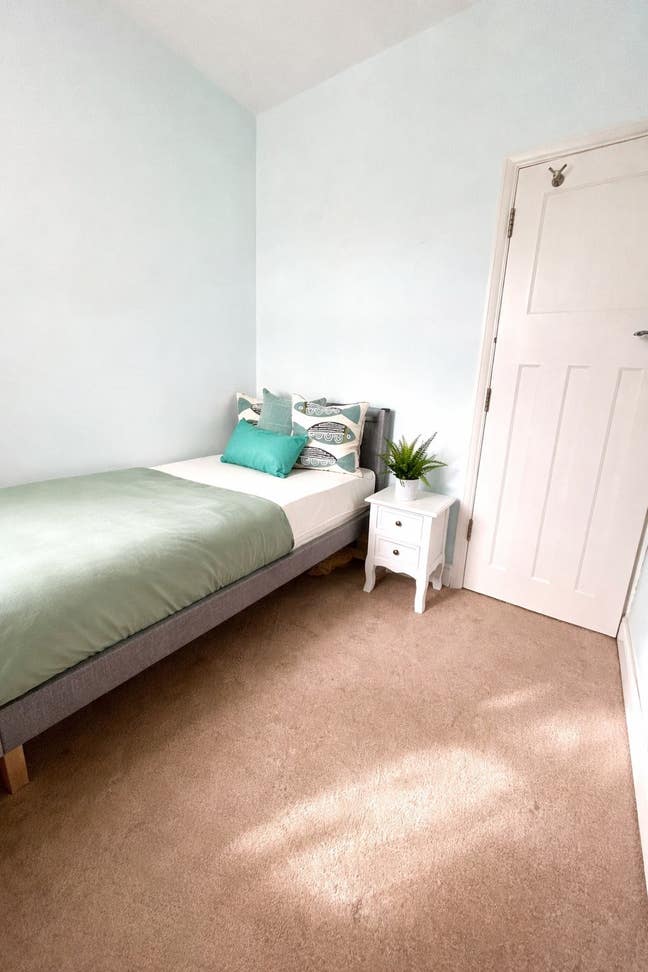 🏡 Modern Single Room |Fully Renovated House | IG6 Main Photo