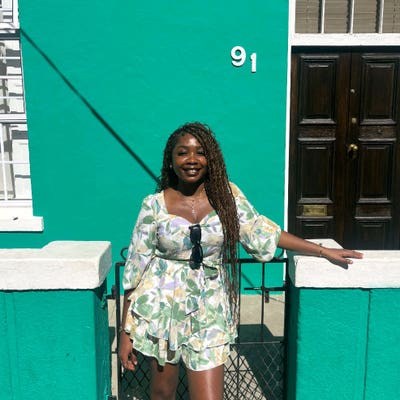I am a professional female aged 26. I am look... Main Photo