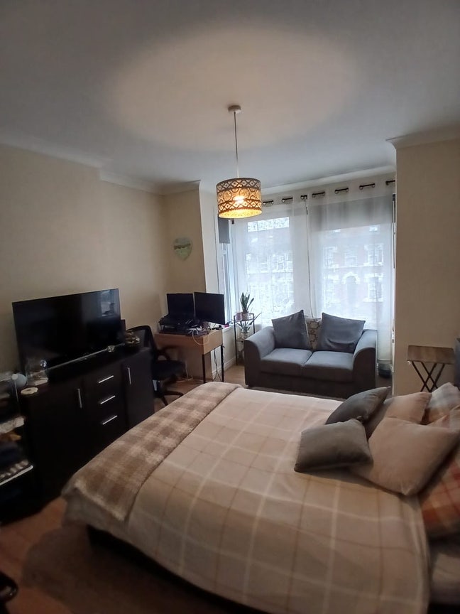 A studio flat walking distance from Goodmayes stat Main Photo