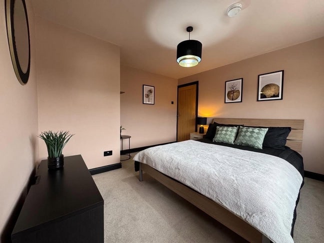 Gorgeous double bedroom in large modern house  Main Photo