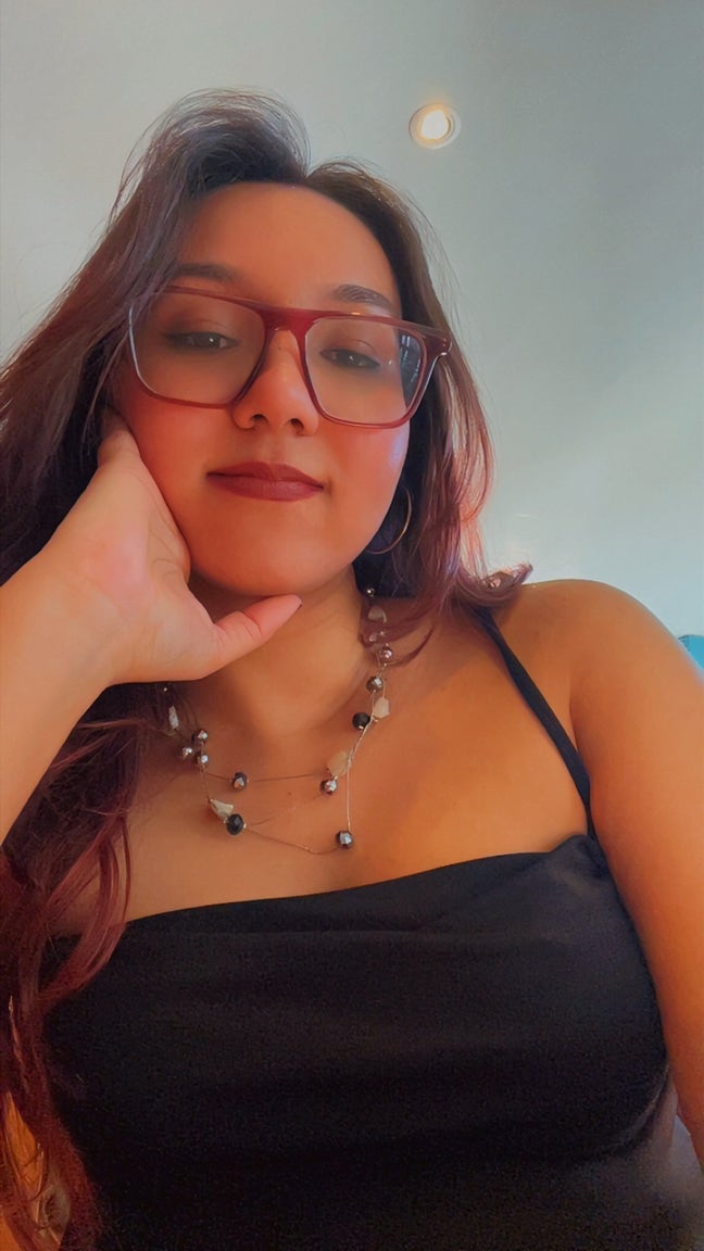 I am a professional female aged 25. I am look... Main Photo
