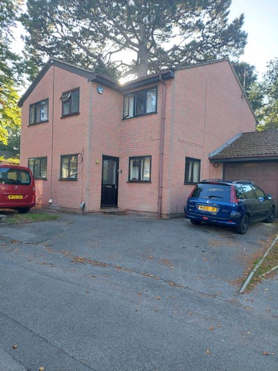 Lovely single room next to all amenities. Main Photo